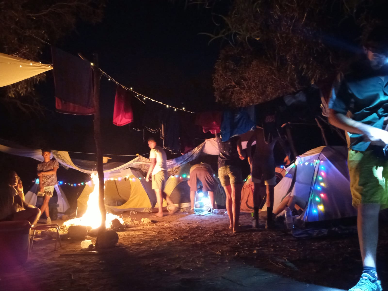 Campement en pleine nature, Tunisie — feu de camp au coucher du soleil